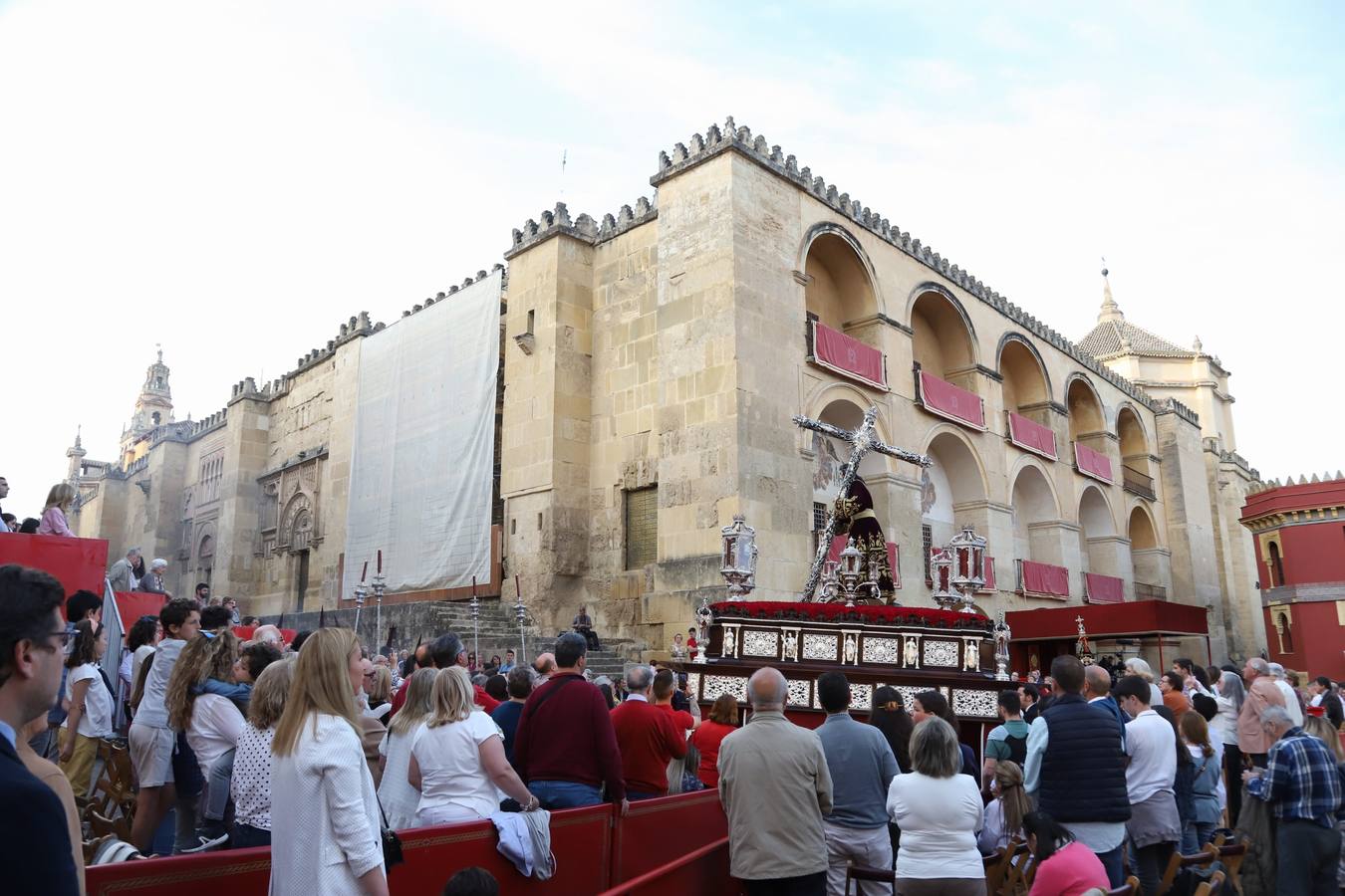 Lunes Santo | La solemne procesión de la hermandad de la Vera Cruz, en imágenes