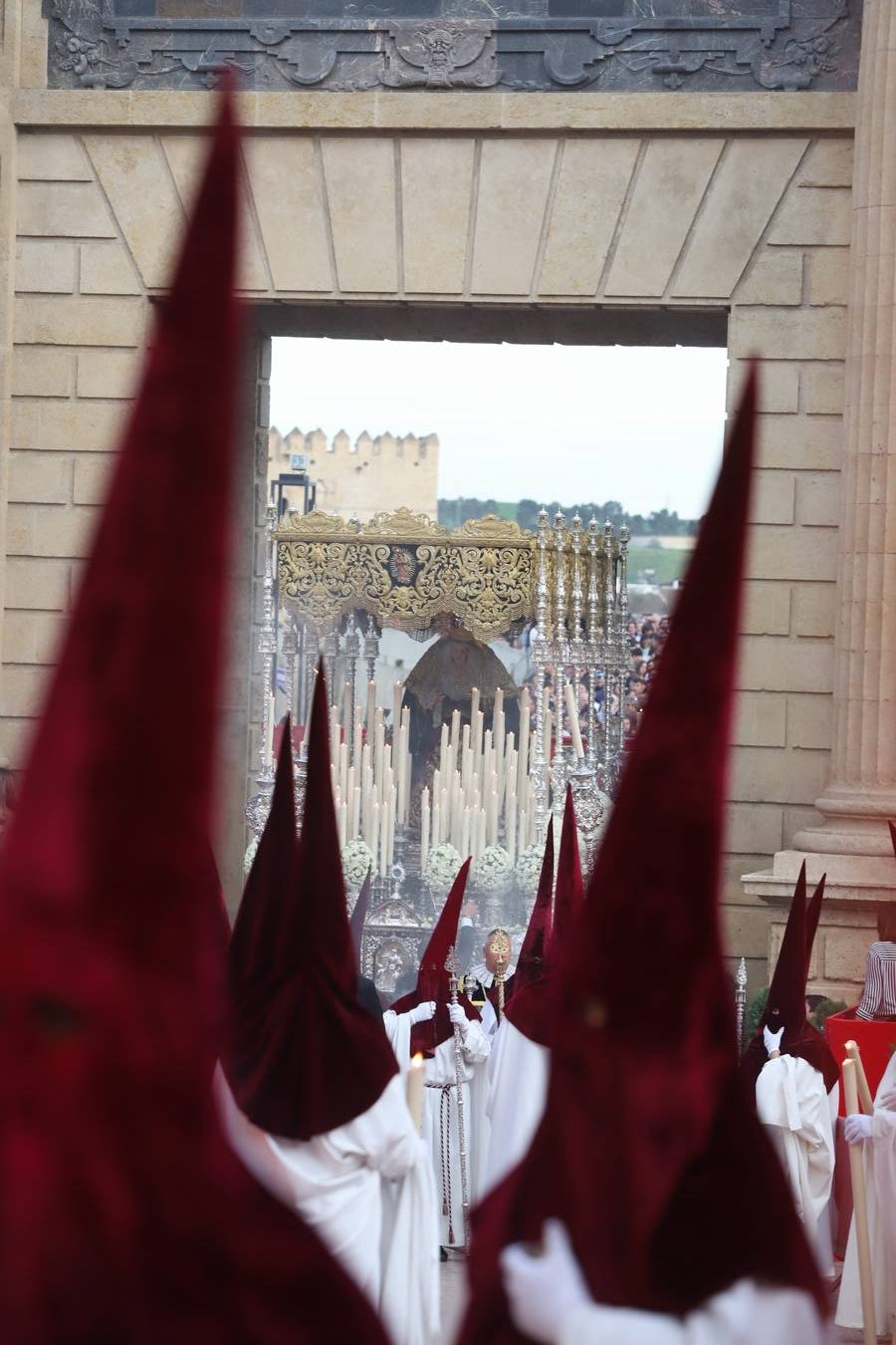 Lunes Santo | La solemne procesión de la hermandad de la Vera Cruz, en imágenes