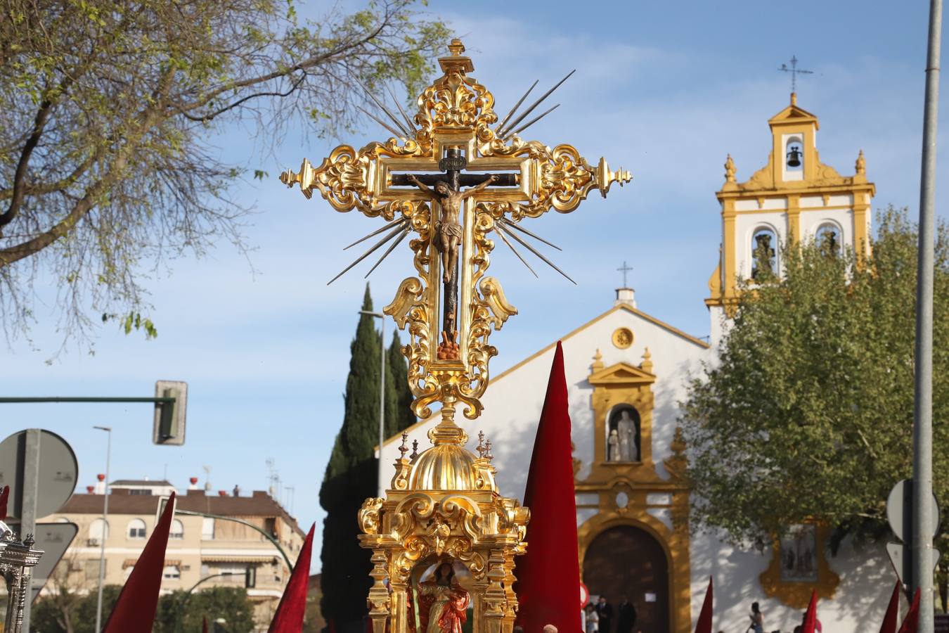 Lunes Santo | La solemne procesión de la hermandad de la Vera Cruz, en imágenes