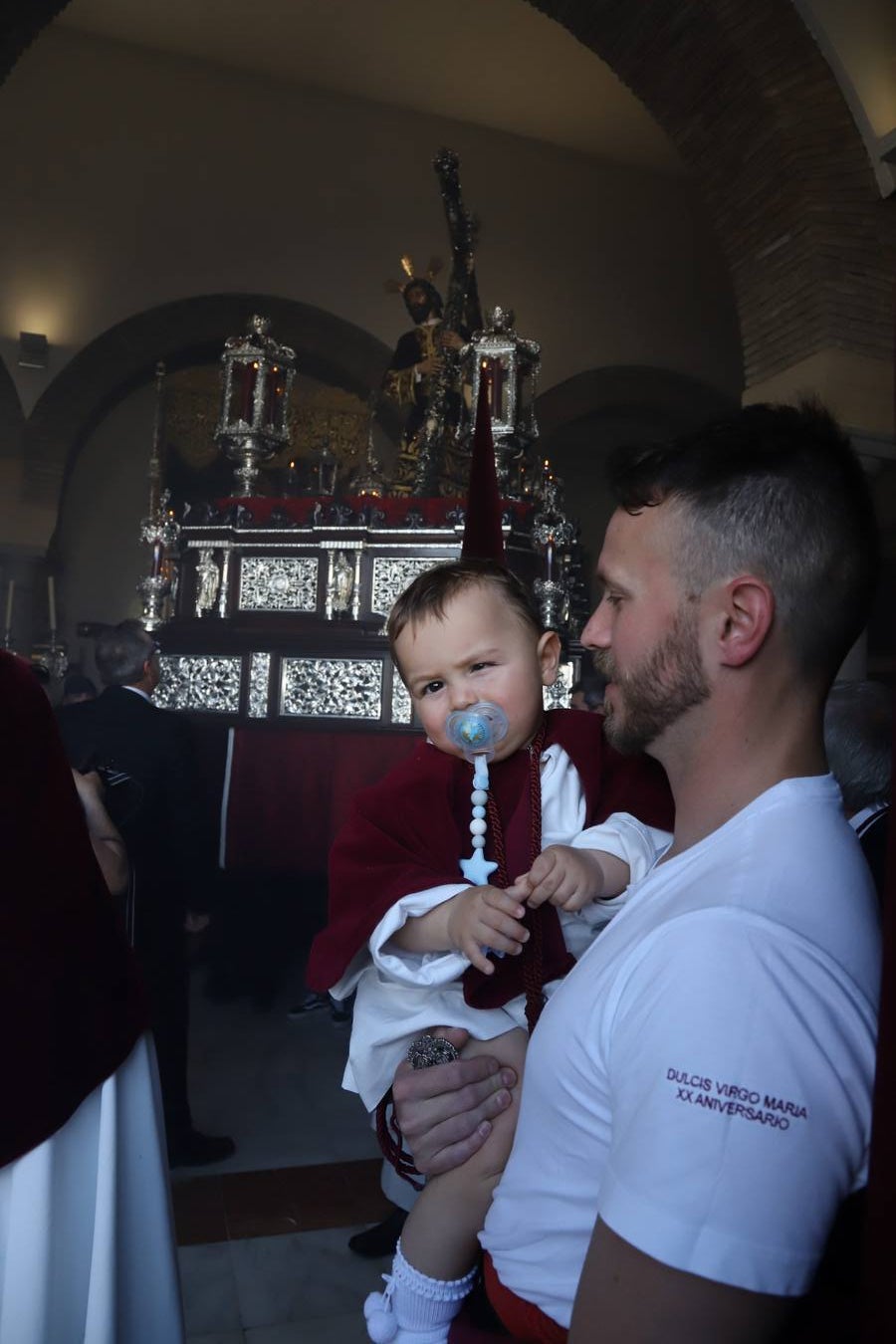 Lunes Santo | La solemne procesión de la hermandad de la Vera Cruz, en imágenes