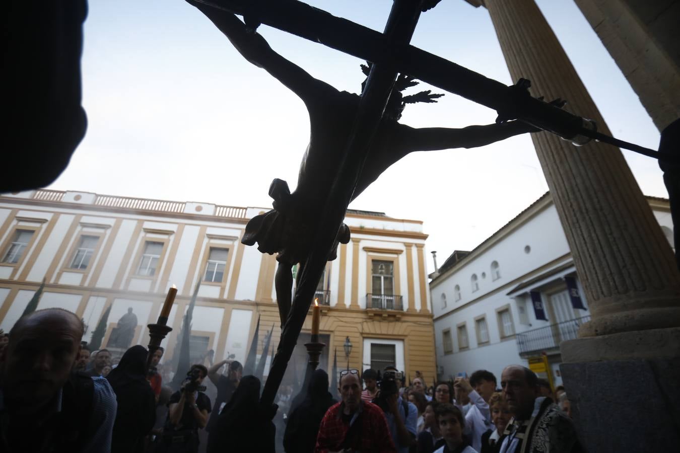 El inconfundible Vía Crucis por la Judería en el Lunes Santo de Córdoba, en imágenes