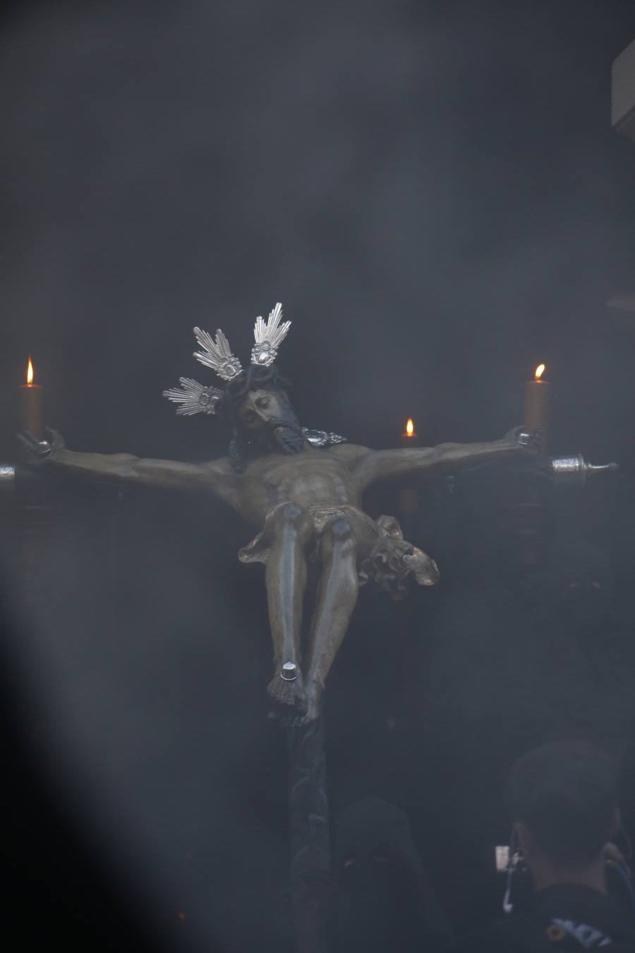El inconfundible Vía Crucis por la Judería en el Lunes Santo de Córdoba, en imágenes