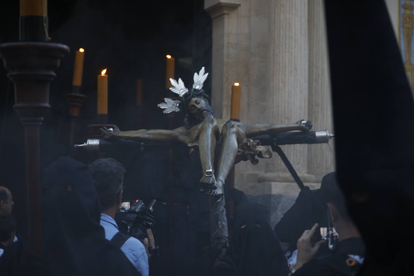 El inconfundible Vía Crucis por la Judería en el Lunes Santo de Córdoba, en imágenes