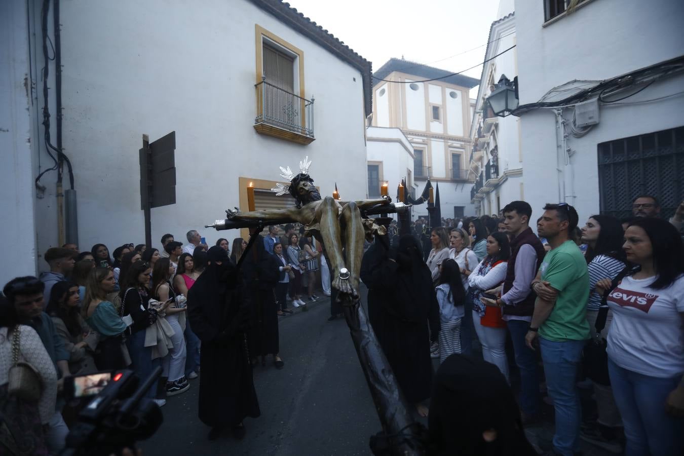 El inconfundible Vía Crucis por la Judería en el Lunes Santo de Córdoba, en imágenes
