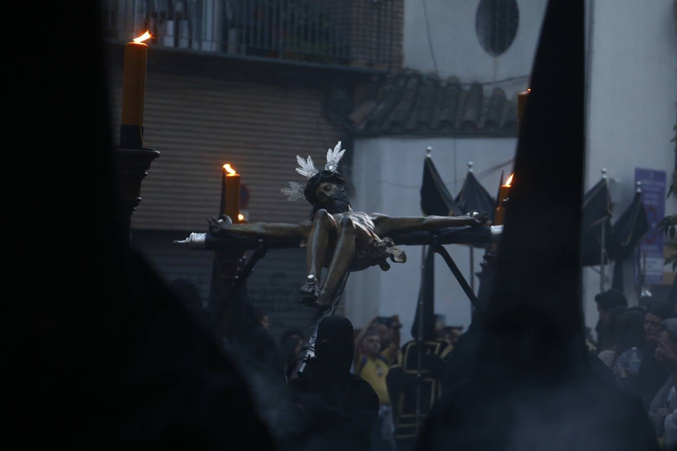 El inconfundible Vía Crucis por la Judería en el Lunes Santo de Córdoba, en imágenes
