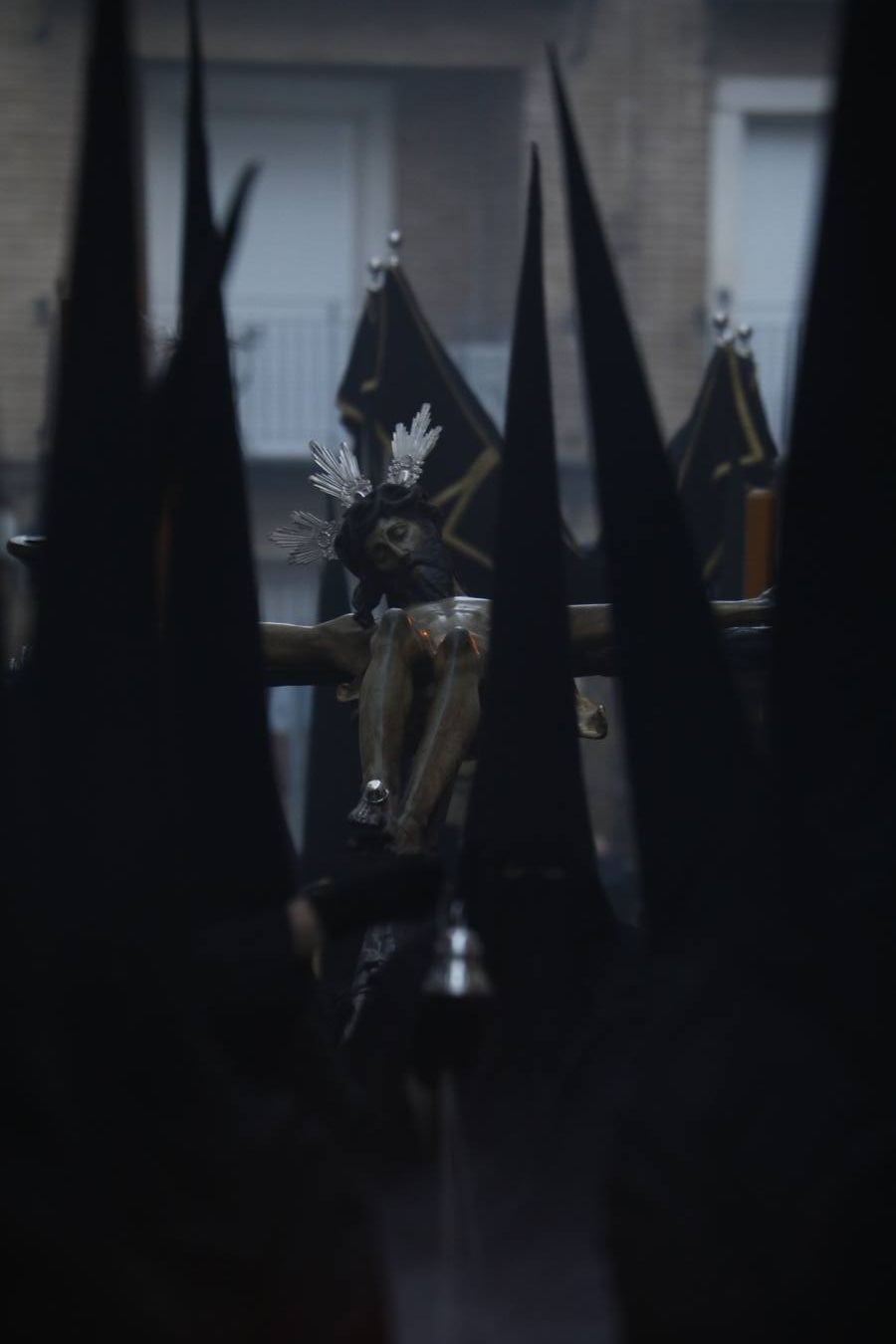 El inconfundible Vía Crucis por la Judería en el Lunes Santo de Córdoba, en imágenes