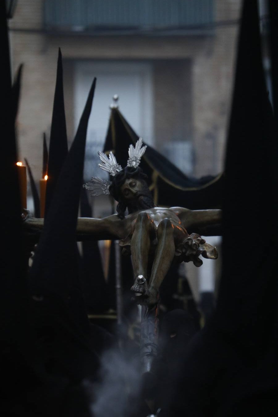 El inconfundible Vía Crucis por la Judería en el Lunes Santo de Córdoba, en imágenes