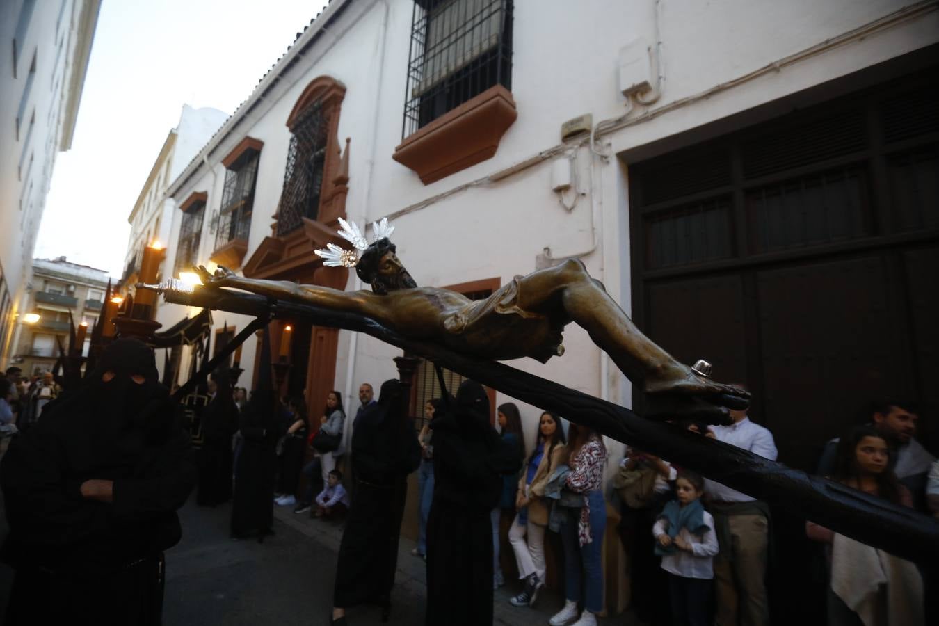 El inconfundible Vía Crucis por la Judería en el Lunes Santo de Córdoba, en imágenes
