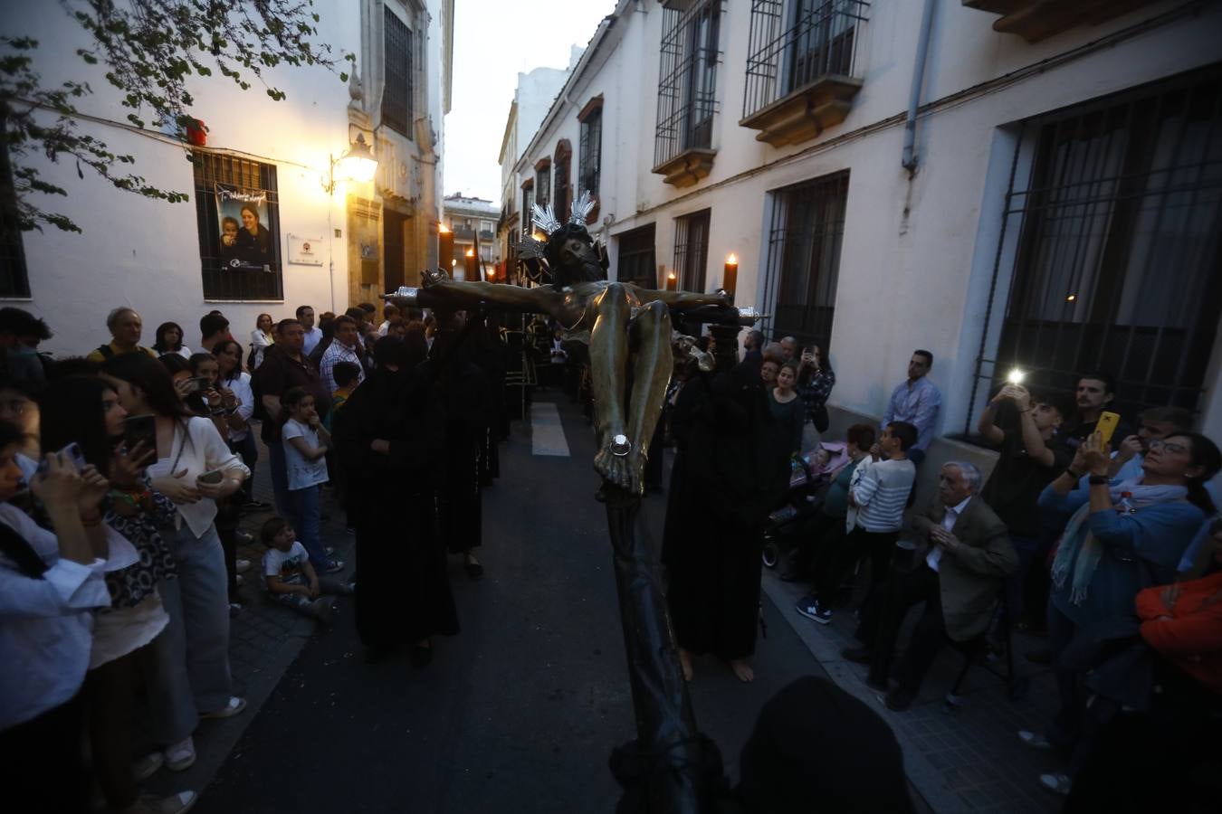El inconfundible Vía Crucis por la Judería en el Lunes Santo de Córdoba, en imágenes