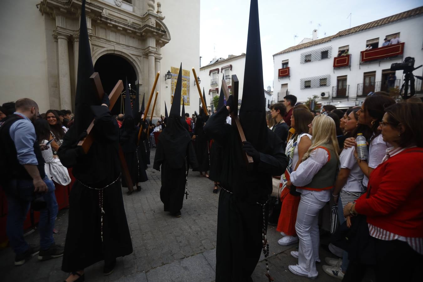 El inconfundible Vía Crucis por la Judería en el Lunes Santo de Córdoba, en imágenes