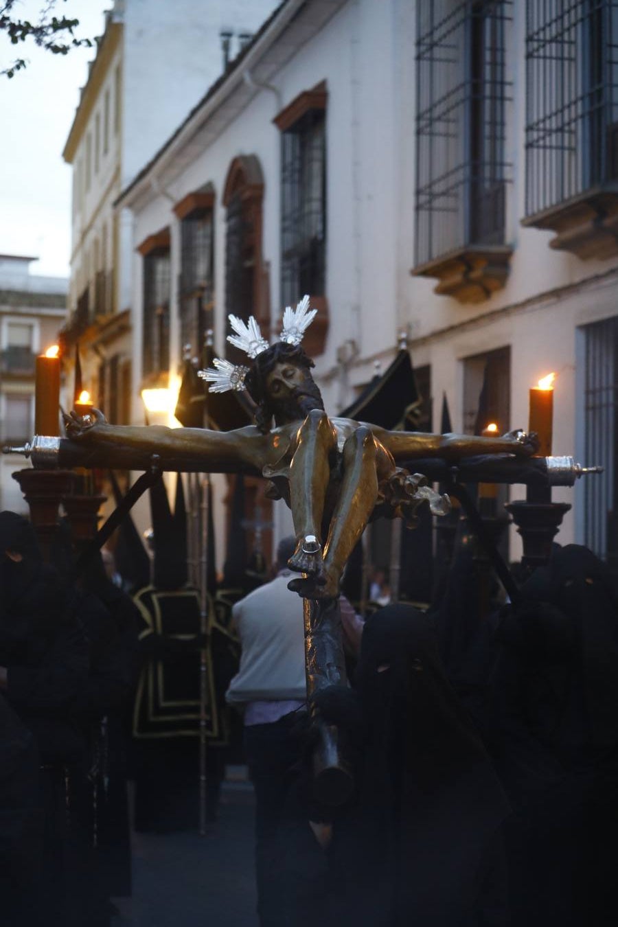 El inconfundible Vía Crucis por la Judería en el Lunes Santo de Córdoba, en imágenes