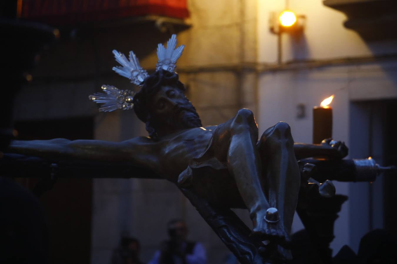El inconfundible Vía Crucis por la Judería en el Lunes Santo de Córdoba, en imágenes