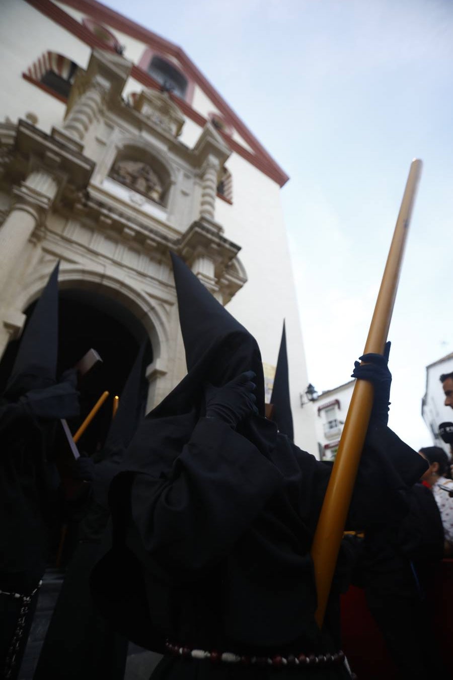 El inconfundible Vía Crucis por la Judería en el Lunes Santo de Córdoba, en imágenes