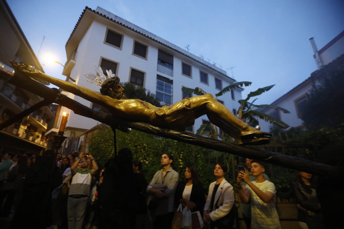 El inconfundible Vía Crucis por la Judería en el Lunes Santo de Córdoba, en imágenes