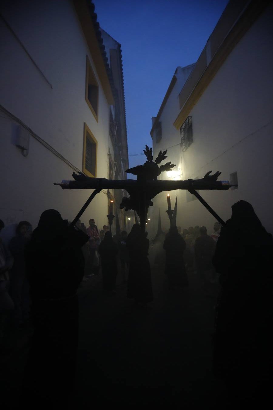 El inconfundible Vía Crucis por la Judería en el Lunes Santo de Córdoba, en imágenes