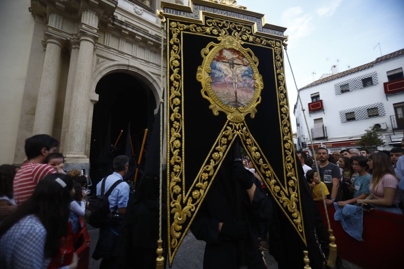 El inconfundible Vía Crucis por la Judería en el Lunes Santo de Córdoba, en imágenes