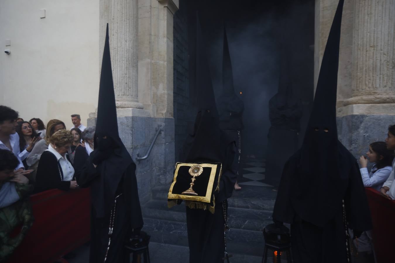 El inconfundible Vía Crucis por la Judería en el Lunes Santo de Córdoba, en imágenes