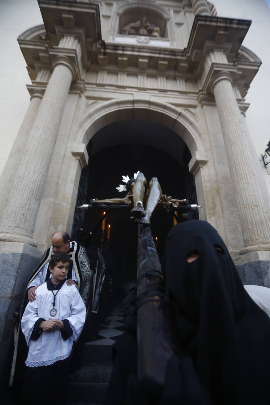 El inconfundible Vía Crucis por la Judería en el Lunes Santo de Córdoba, en imágenes