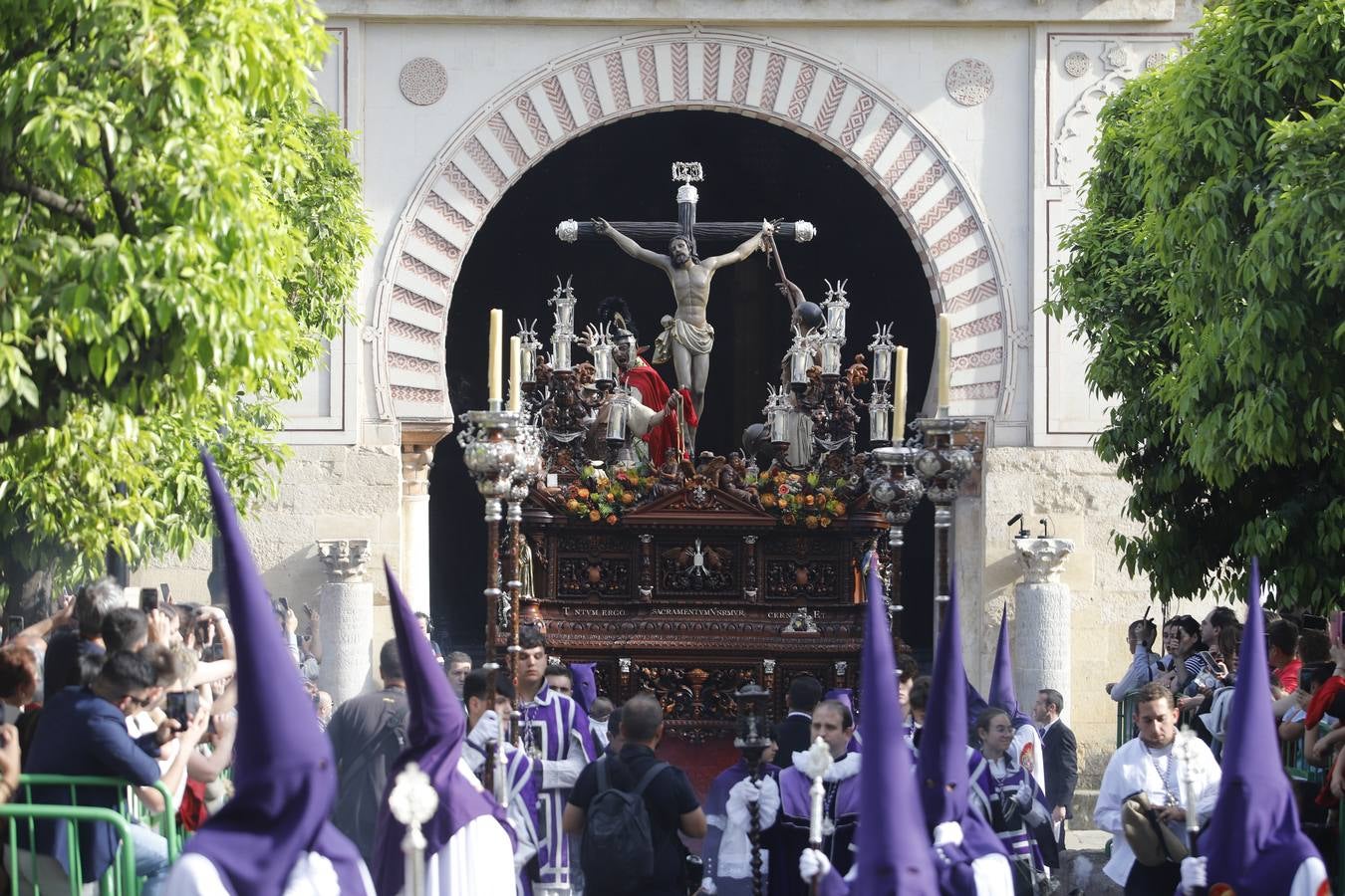 De Córdoba al Naranjo, la vibrante procesión de La Agonía, en imágenes