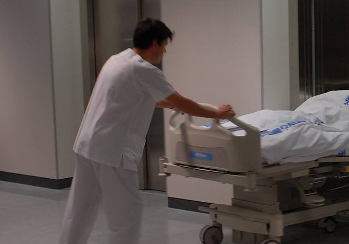 Piden a la Fiscalía investigar el fallecimiento de una anciana al caer de una camilla en el Hospital de León