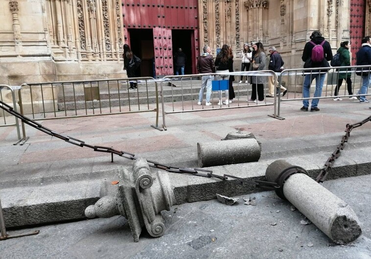 El Cabildo restituirá la columna 'atropellada' en el acceso a la Catedral de Salamanca después de Semana Santa