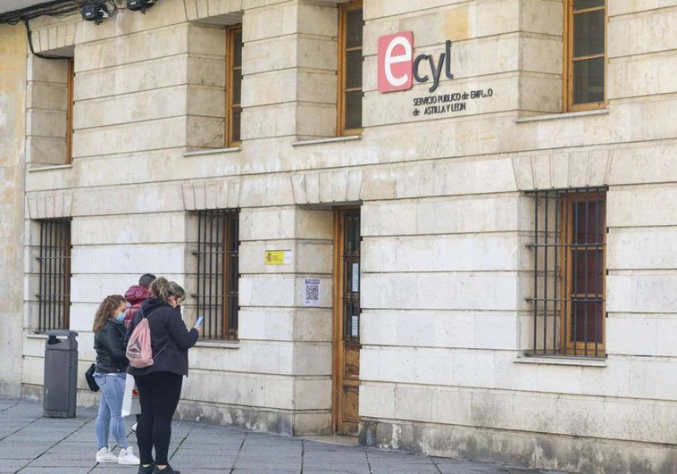 Paro Castilla y León: El desempleo vuelve a bajar de la barrera de los 120.000 parados en marzo