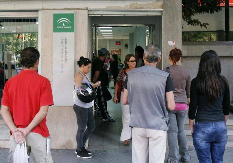 Desempleados en una oficina del SAE de Córdoba