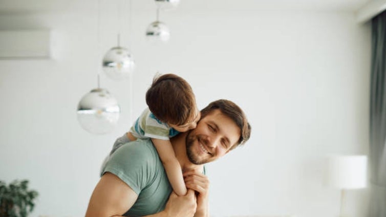 Nueva Ley de Familias: las claves del permiso de ocho semanas para el cuidado de los hijos