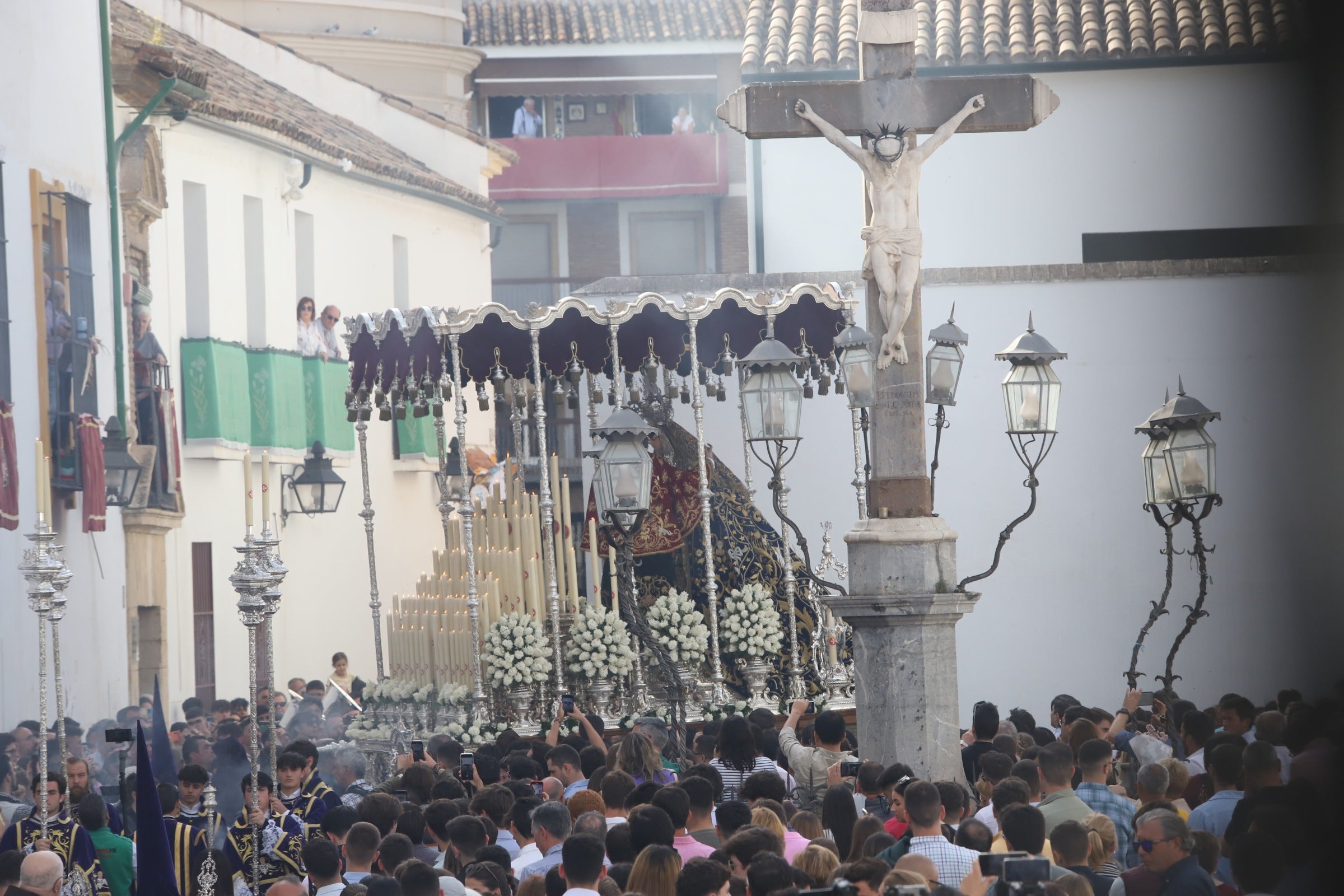El clacisismo del Císter en la multitud de Capuchinos por el Martes Santo de Córdoba