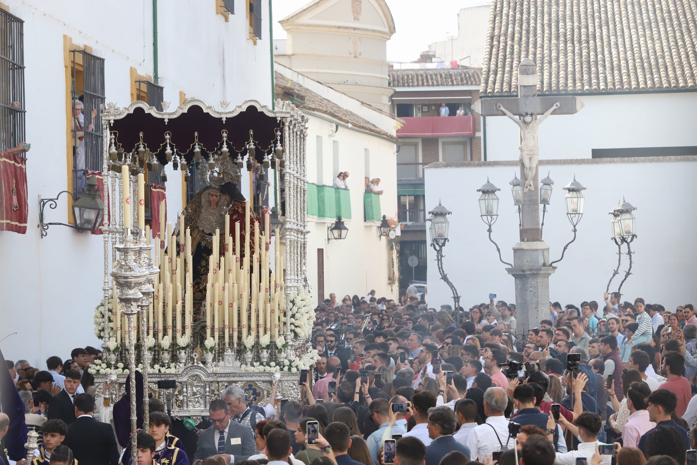 El clacisismo del Císter en la multitud de Capuchinos por el Martes Santo de Córdoba