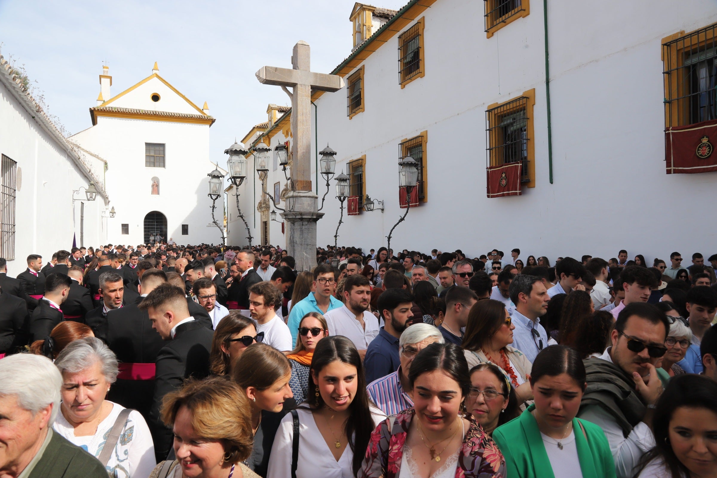 El clacisismo del Císter en la multitud de Capuchinos por el Martes Santo de Córdoba
