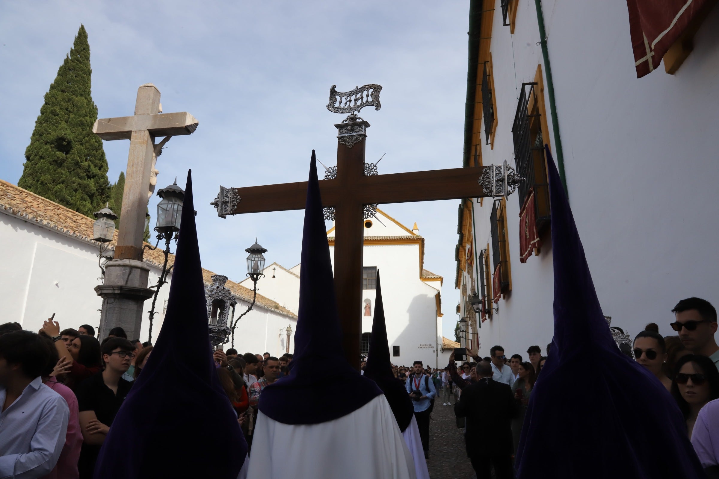 El clacisismo del Císter en la multitud de Capuchinos por el Martes Santo de Córdoba
