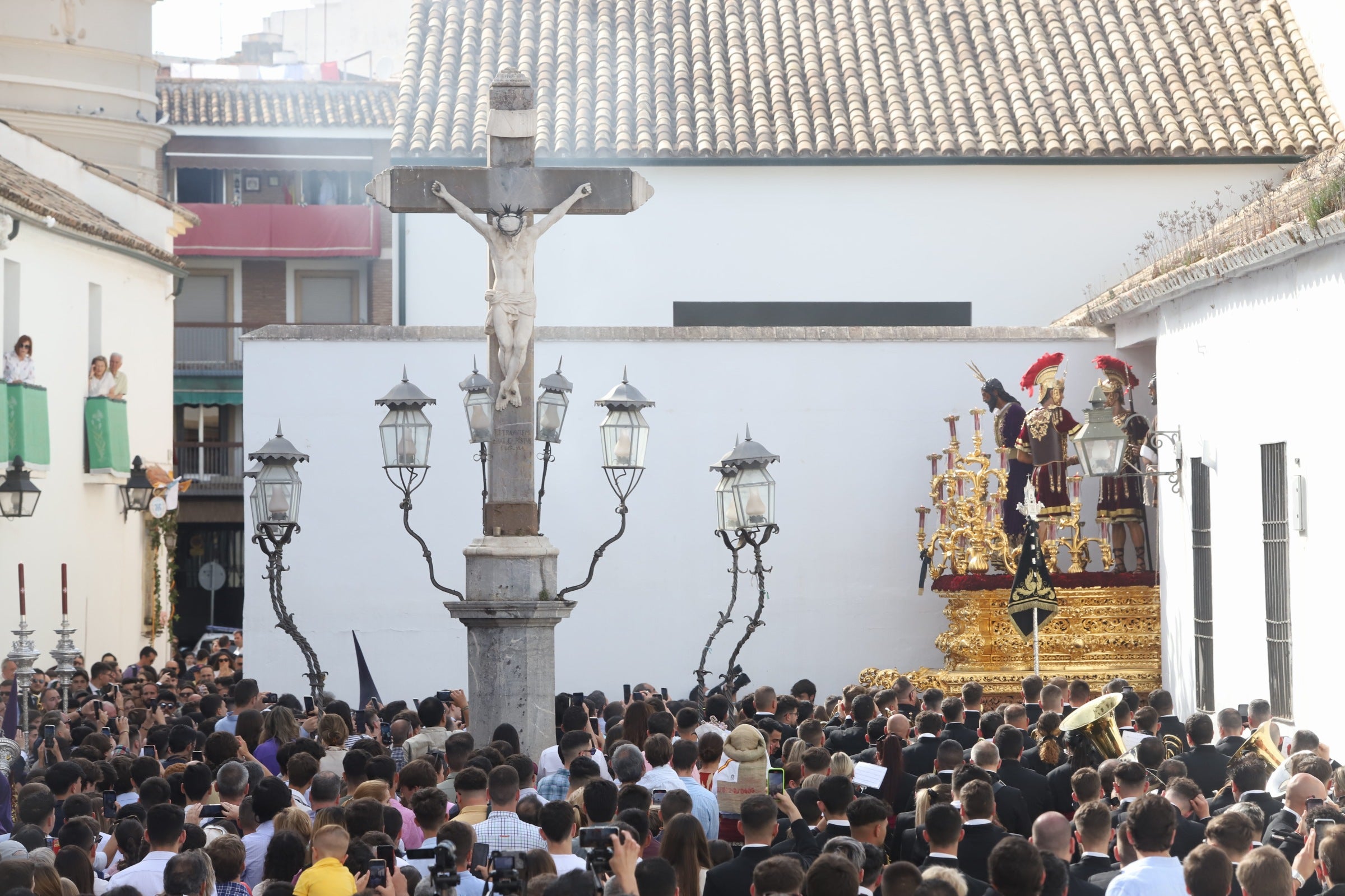 El clacisismo del Císter en la multitud de Capuchinos por el Martes Santo de Córdoba