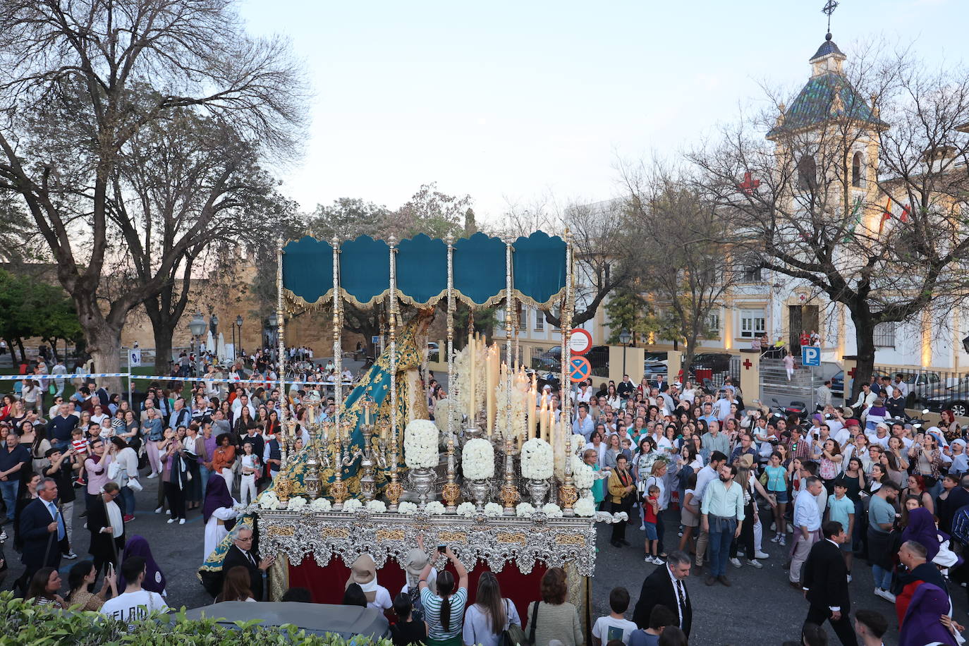 Imágenes | La pletórica Santa Faz camina con orgullo desde la Trinidad en el Martes Santo de Córdoba
