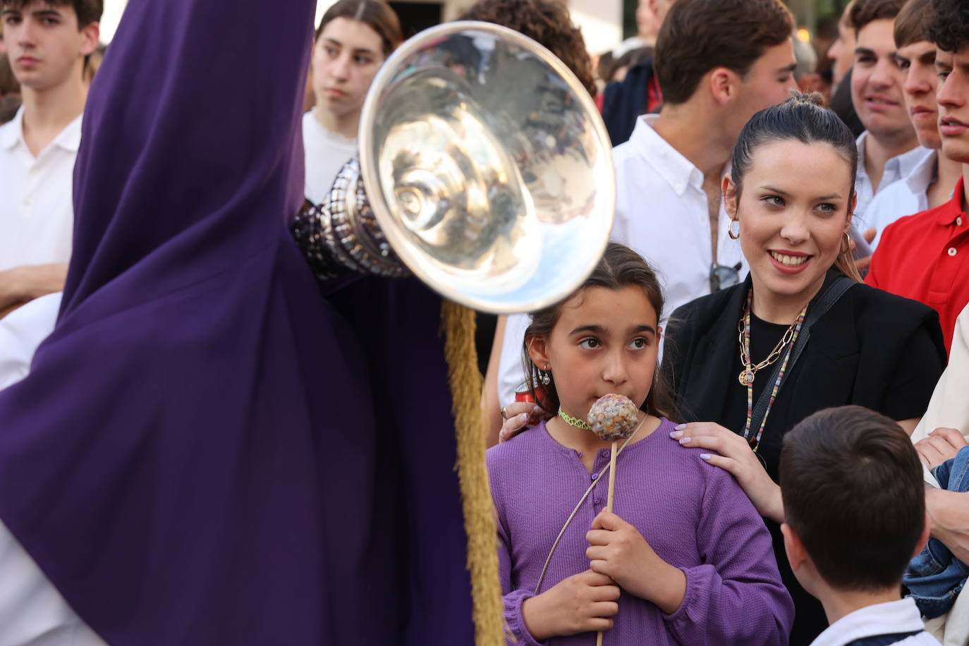 Imágenes | La pletórica Santa Faz camina con orgullo desde la Trinidad en el Martes Santo de Córdoba