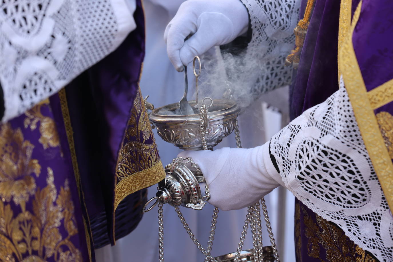 Imágenes | La pletórica Santa Faz camina con orgullo desde la Trinidad en el Martes Santo de Córdoba