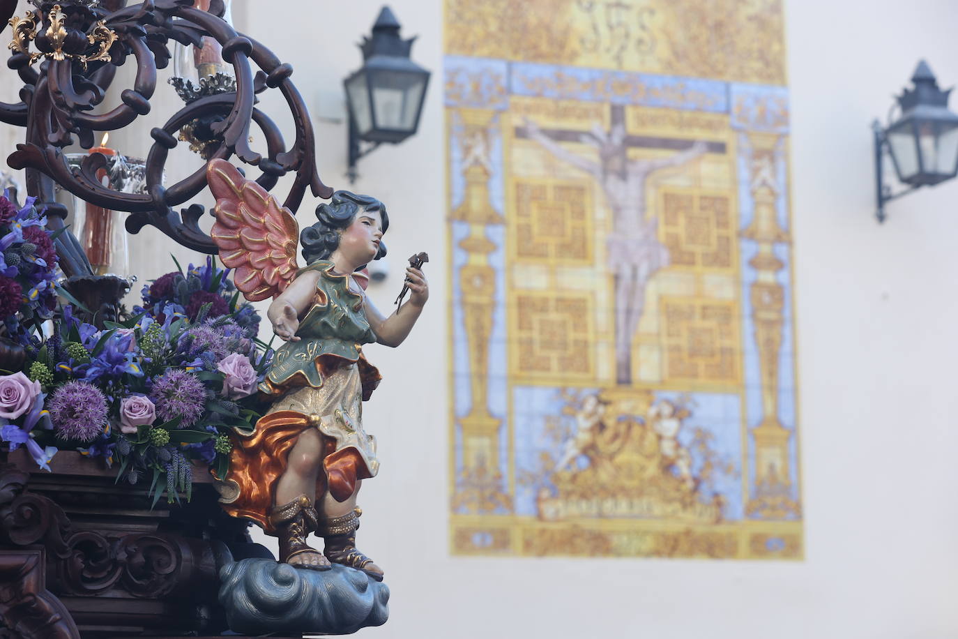 Imágenes | La pletórica Santa Faz camina con orgullo desde la Trinidad en el Martes Santo de Córdoba