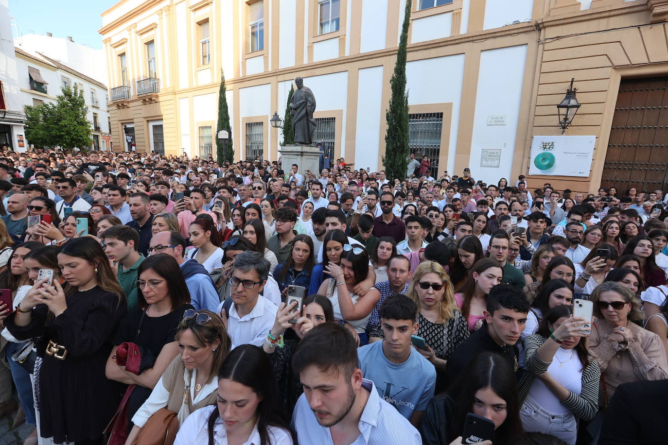 Imágenes | La pletórica Santa Faz camina con orgullo desde la Trinidad en el Martes Santo de Córdoba
