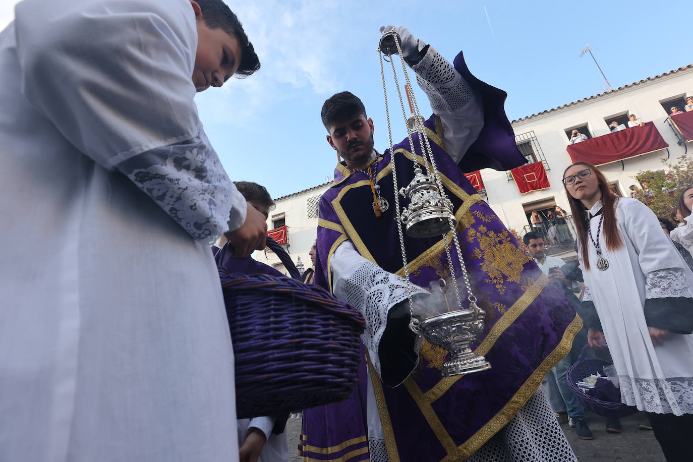 Imágenes | La pletórica Santa Faz camina con orgullo desde la Trinidad en el Martes Santo de Córdoba