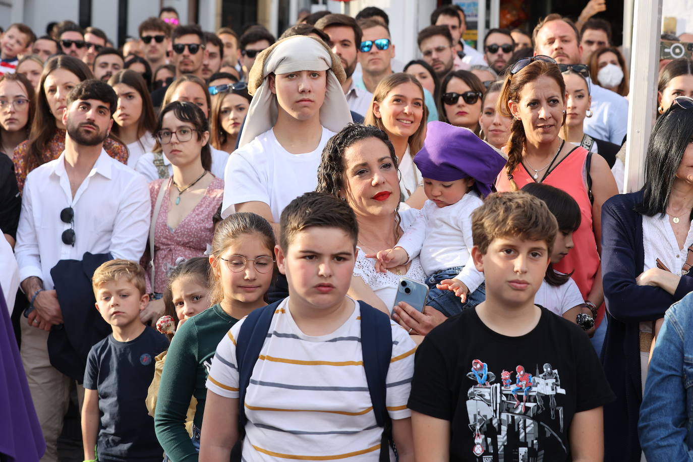 Imágenes | La pletórica Santa Faz camina con orgullo desde la Trinidad en el Martes Santo de Córdoba