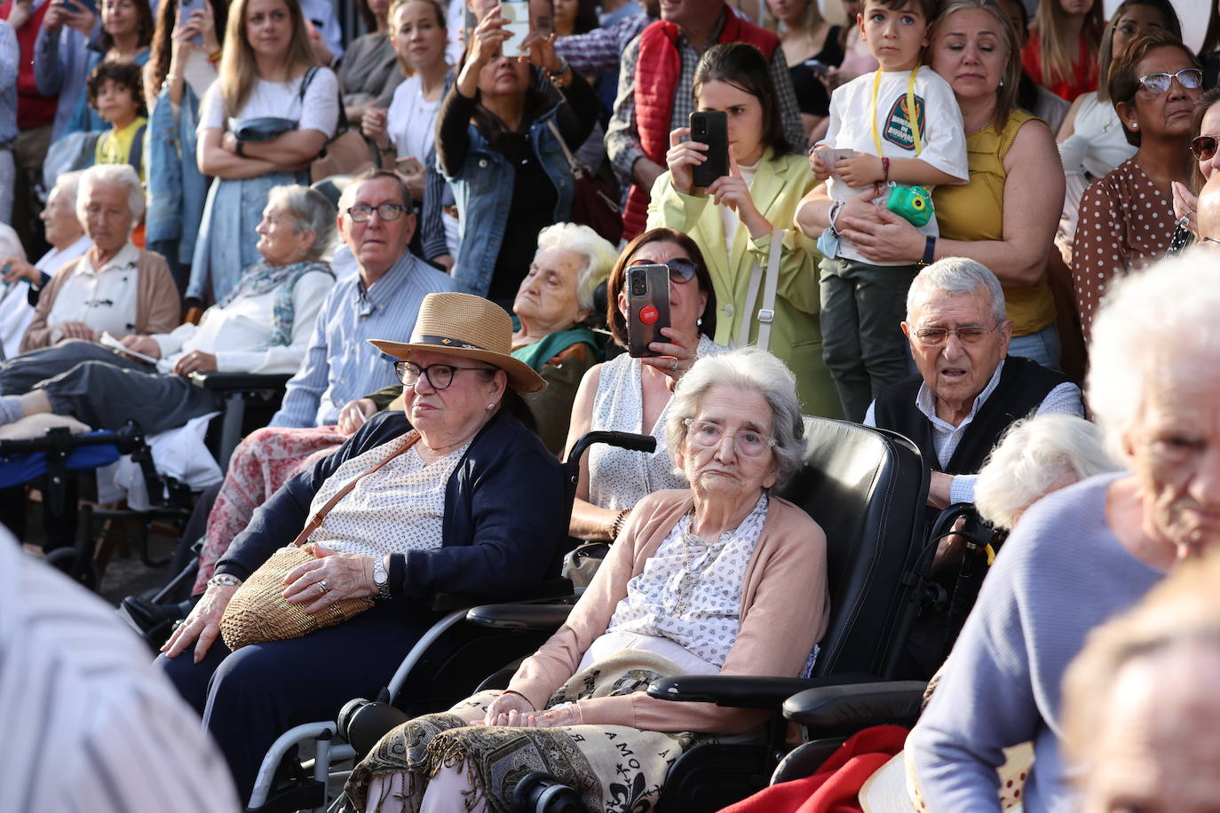 Imágenes | La pletórica Santa Faz camina con orgullo desde la Trinidad en el Martes Santo de Córdoba