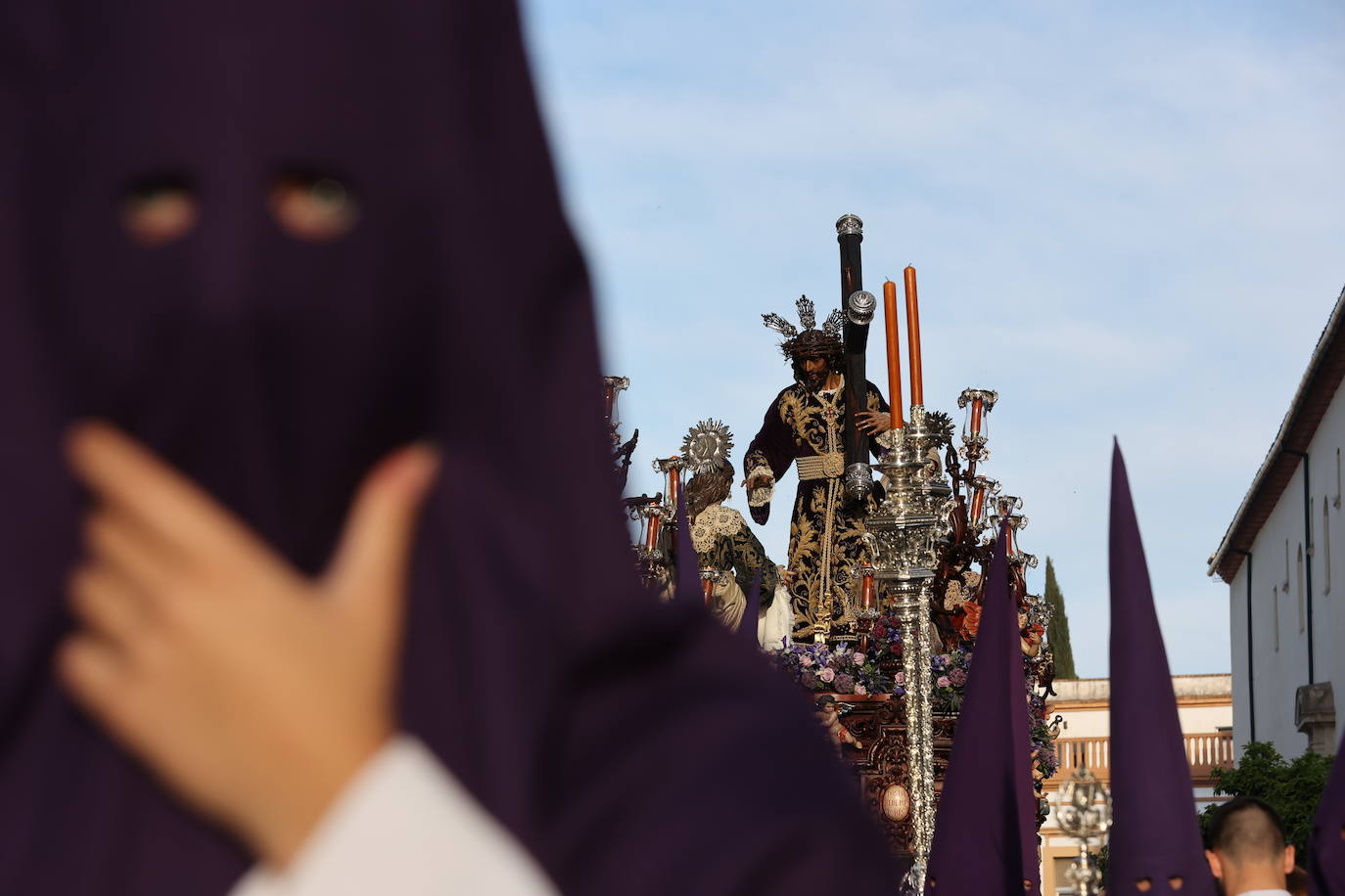 Imágenes | La pletórica Santa Faz camina con orgullo desde la Trinidad en el Martes Santo de Córdoba