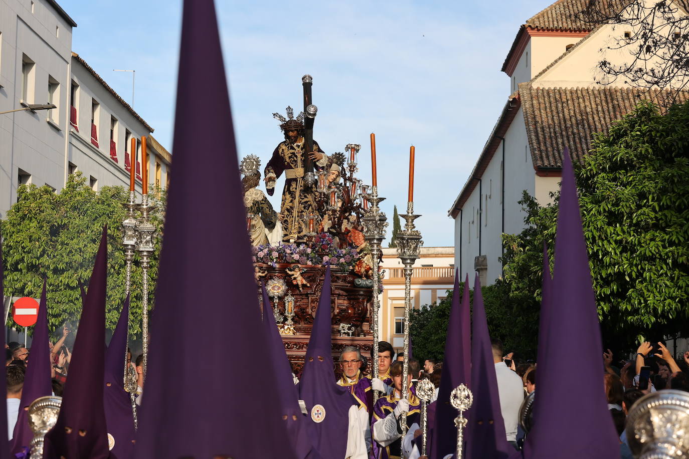 Imágenes | La pletórica Santa Faz camina con orgullo desde la Trinidad en el Martes Santo de Córdoba