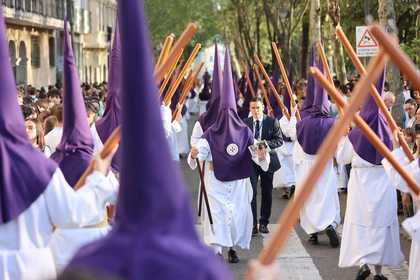 Imágenes | La pletórica Santa Faz camina con orgullo desde la Trinidad en el Martes Santo de Córdoba