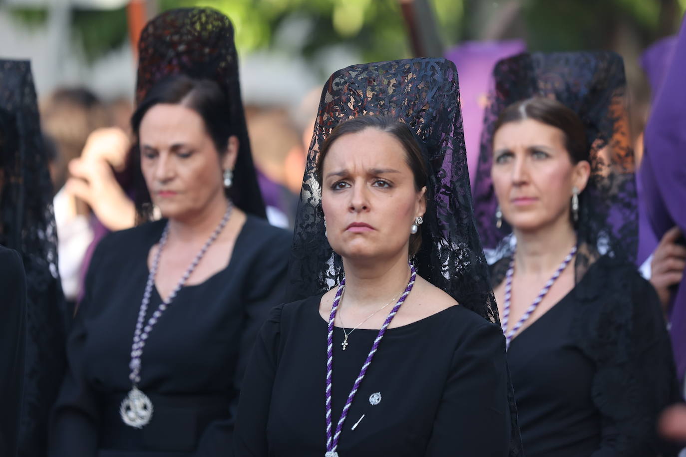 Imágenes | La pletórica Santa Faz camina con orgullo desde la Trinidad en el Martes Santo de Córdoba