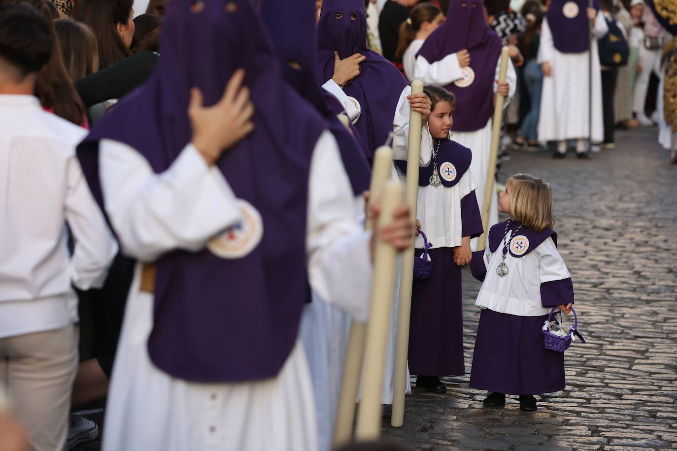 Imágenes | La pletórica Santa Faz camina con orgullo desde la Trinidad en el Martes Santo de Córdoba
