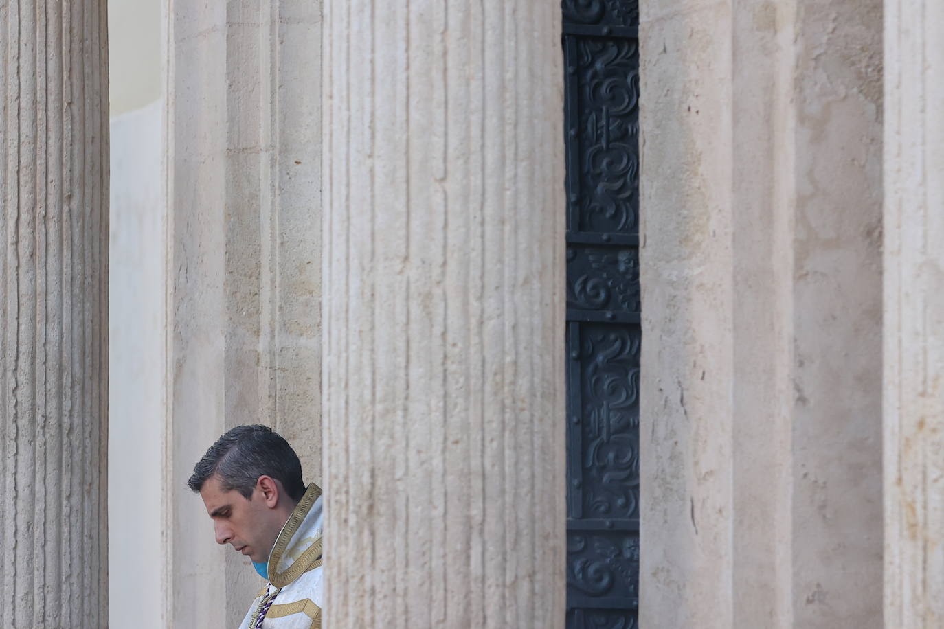 Imágenes | La pletórica Santa Faz camina con orgullo desde la Trinidad en el Martes Santo de Córdoba
