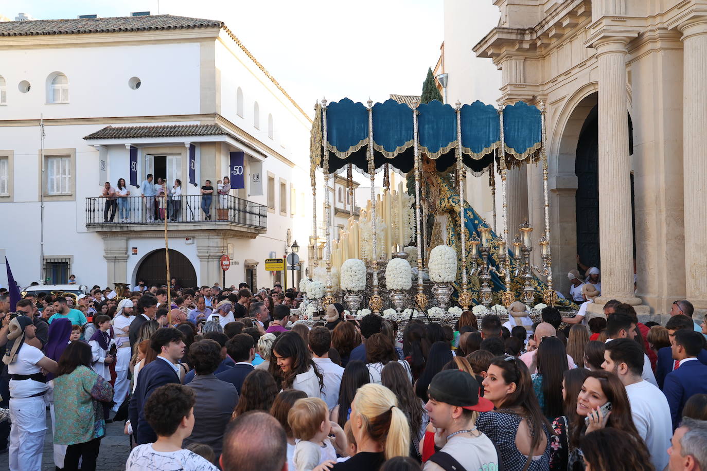Imágenes | La pletórica Santa Faz camina con orgullo desde la Trinidad en el Martes Santo de Córdoba