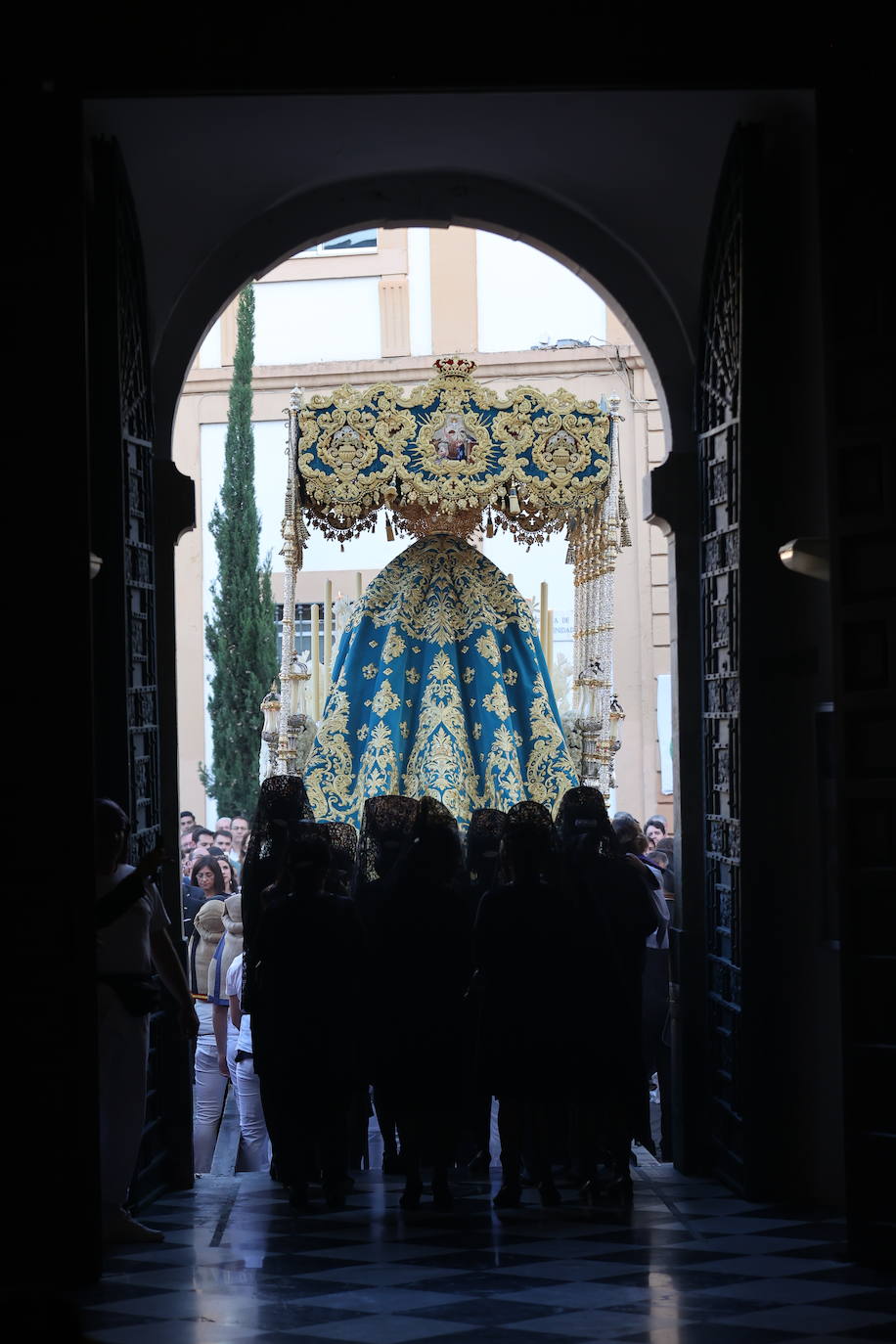 Imágenes | La pletórica Santa Faz camina con orgullo desde la Trinidad en el Martes Santo de Córdoba