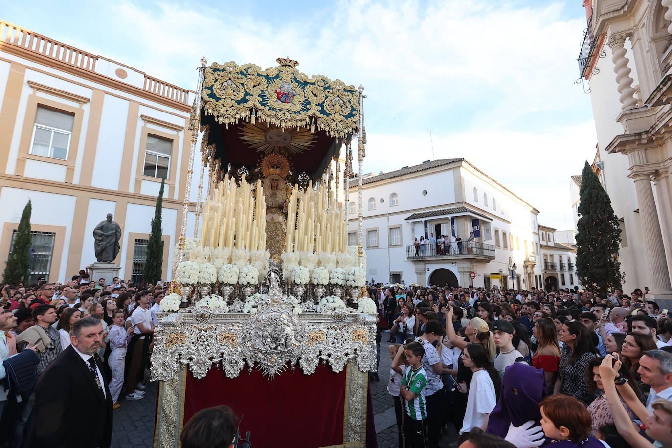 Imágenes | La pletórica Santa Faz camina con orgullo desde la Trinidad en el Martes Santo de Córdoba